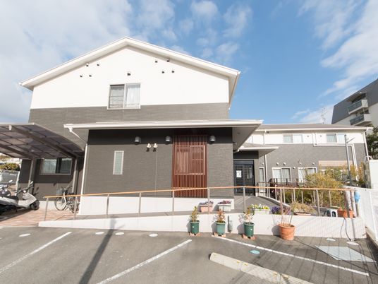 明るく清潔な建物外観