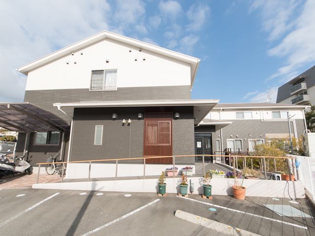 明るく清潔な建物外観 外観 清潔感あふれる外観が迎える、心地よい空間で就業を検討されてはいかがでしょうか。駐輪スペースも備え、アクセスも便利です。