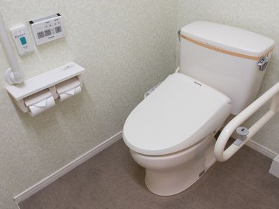 手すり付きのトイレ