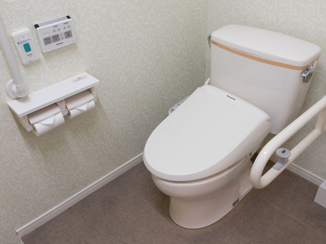 手すり付きのトイレ トイレ 安心してご使用いただける、手すり付きの広々としたトイレです。快適さを考慮した明るく清潔な空間が整っております。