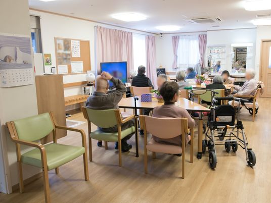共有スペースで過ごす人々