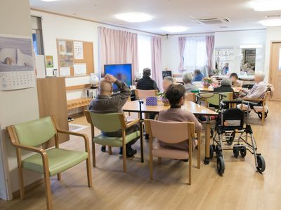 共有スペースで過ごす人々