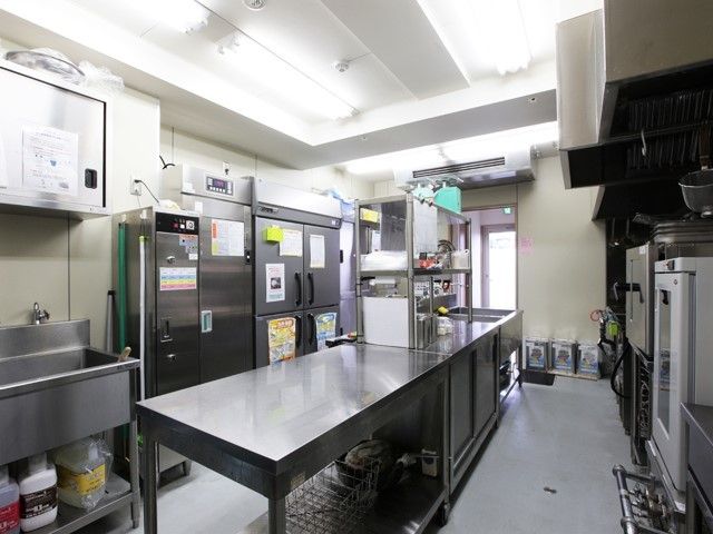 キッチンの俯瞰図 厨房 綺麗に整理された広々とした調理スペースです。清潔感がある環境で食事の準備を行えます。