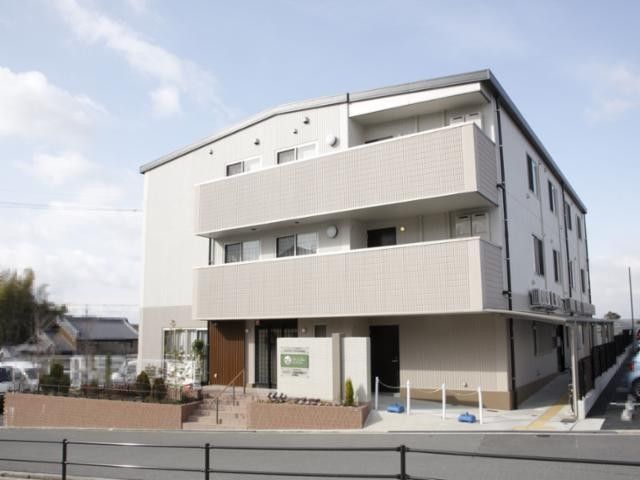 3階建ての外観 外観   3階建てでベランダが並ぶ建物の外観です。道路に面した角地で、すっきりとした印象です。