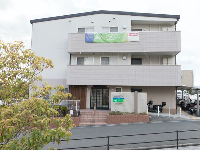 施設の外観 外観 清潔感のある施設前には、自然の緑も豊かで落ち着いた雰囲気です。初めて訪れる方にも、明るく開放的な印象を与えてくれます。