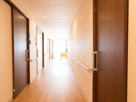 温もりある廊下の風景