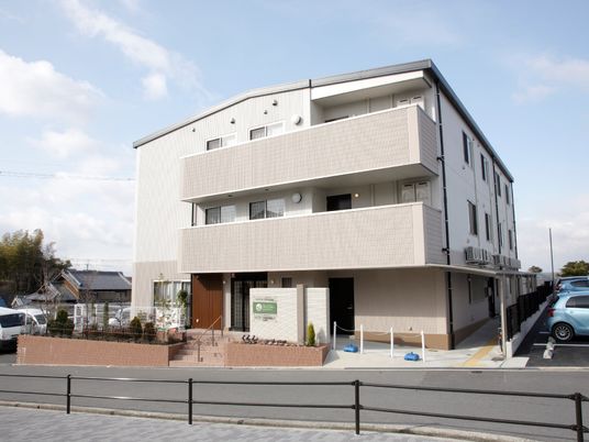 明るい建物の外観