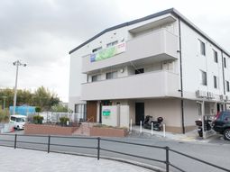 白い壁の建物外観