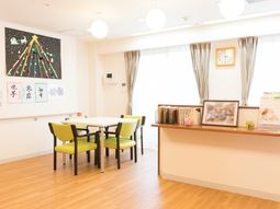 明るいラウンジ空間