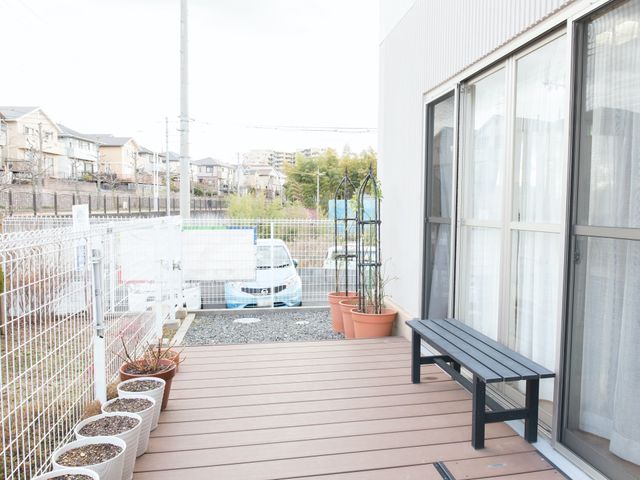 ベンチがある庭 テラス ゆったりとしたテラスには屋外でのひとときを楽しめるベンチが設けられ、穏やかな時間を過ごせます。