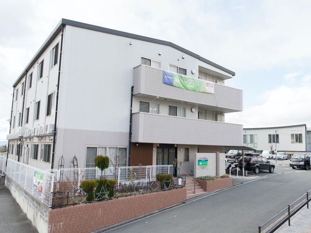 清潔感のある建物の外観 外観 清潔で明るい雰囲気が感じられる外観です。静かな立地で、周囲には余裕を感じるスペースが確保されています。