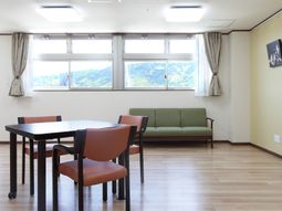 明るい共用ラウンジ