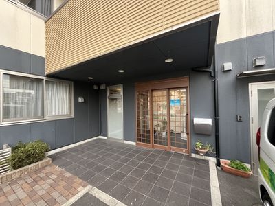 エントランスの明るい風景