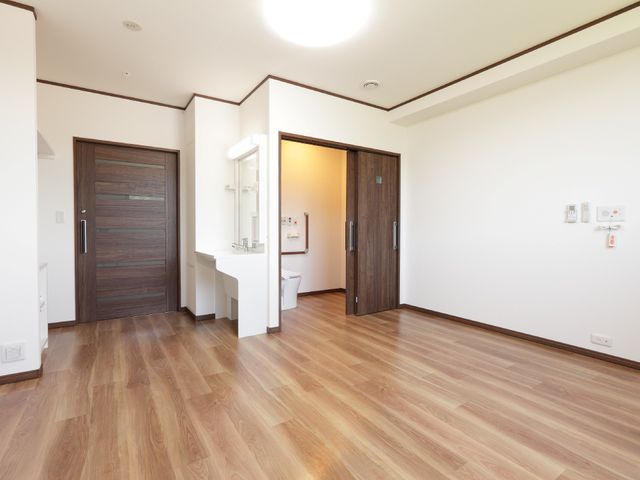 広々とした洋室の居室 居室 開放感のある広い居室で、プライバシーを重視した設計となっています。窓から自然光が入り、明るく快適な生活空間を提供しています。