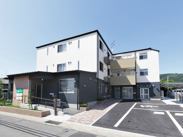 清潔感のある建物の外観 外観 開放的な外観が印象的な施設です。整った環境で働きたい方におすすめの職場です。