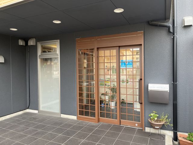 ゆったりとしたエントランス エントランス ガラス張りで開放感のある入口は、訪れる人に明るい印象を与え、お出迎えします。