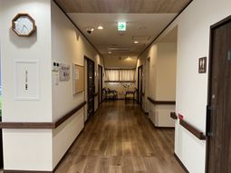 明るく清潔な廊下