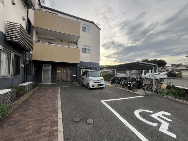 和やかな雰囲気の外観 外観 車椅子マーク付き駐車スポットを備えた入口が印象的な建物。快適なご高齢者の生活空間がここにあります。