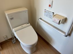手すり付きのトイレ
