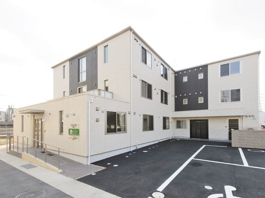 白と茶色の建物の外観