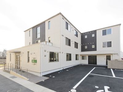 白と茶色の建物の外観