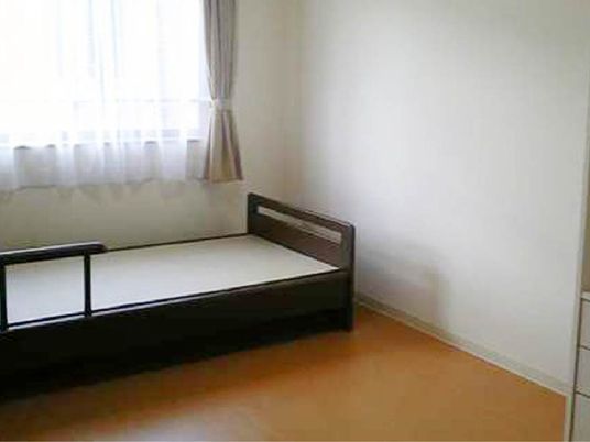 窓辺の明るい居室  