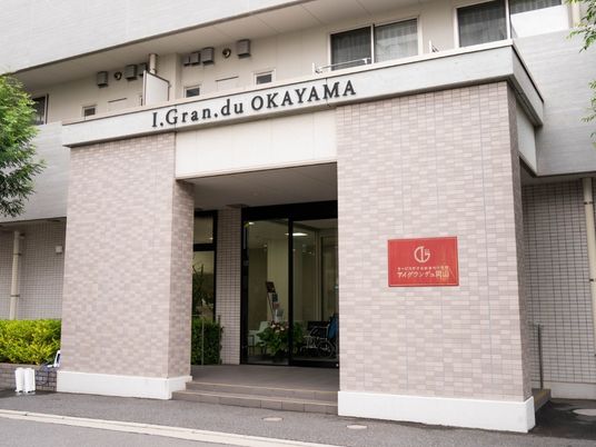 建物正面の出入口  