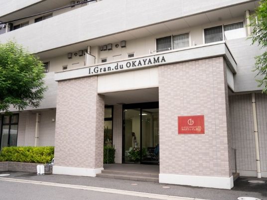 施設の正面玄関  