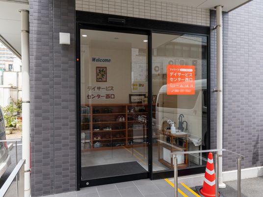 ガラス張りのエントランス