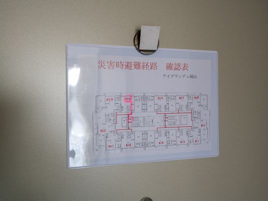 配置図が掲示された壁面