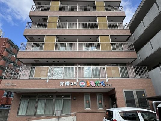 マンション型の建物外観