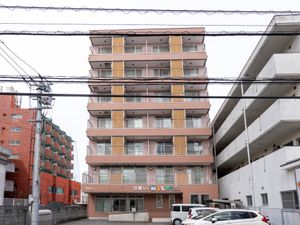 道路沿いの施設外観