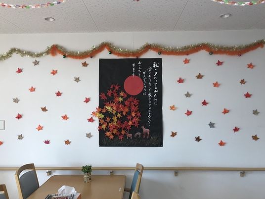 季節飾りのある食堂  