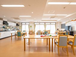 日差しが入るダイニングルーム