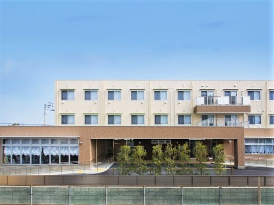 明るい建物の外観