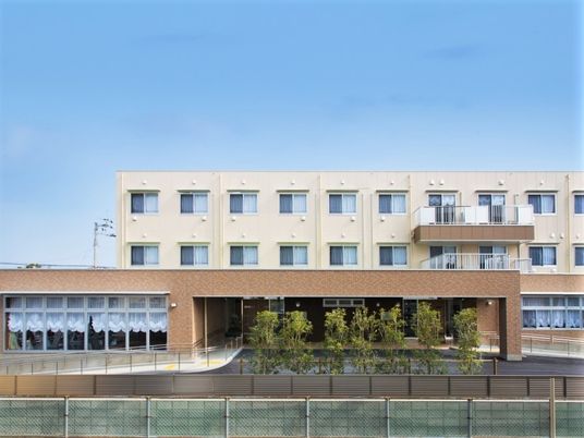 明るい建物の外観