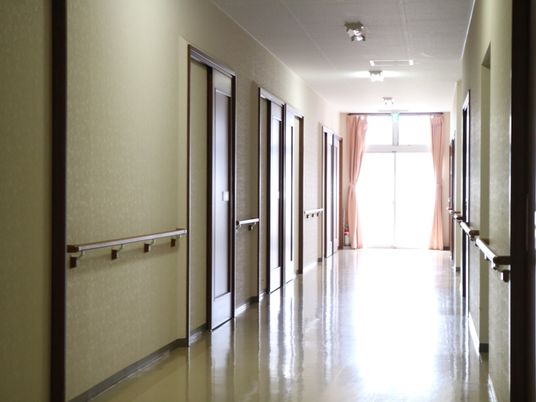 明るく広々とした廊下