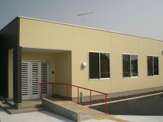 新しい建物のエントランス