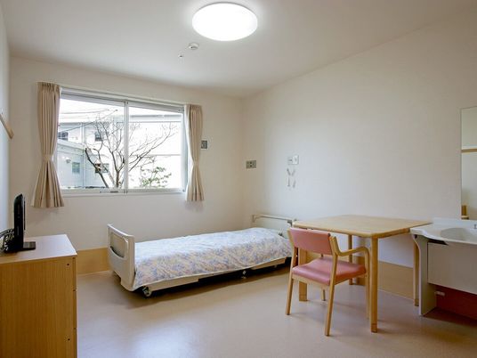 明るい居室の窓辺  