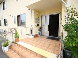 明るいエントランス風景