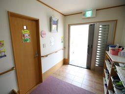 明るい通路と玄関