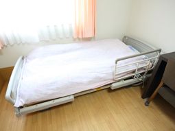 居室の清潔なベッド