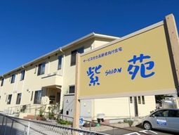 明るい日差しの外観