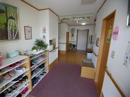 玄関ホールの明るい風景