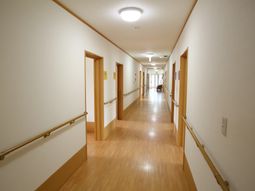 明るい廊下と手すり