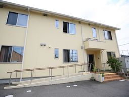 黄色い外壁の建物外観