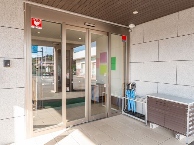 出入口と傘立て エントランス 自動ドアで便利な出入口に加え、傘立てが備えられており、雨の日も安心です。