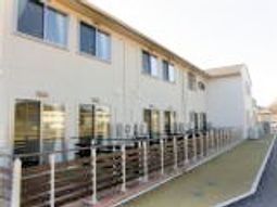 施設の明るい外観