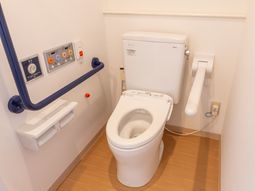 手すり付きの清潔な便器