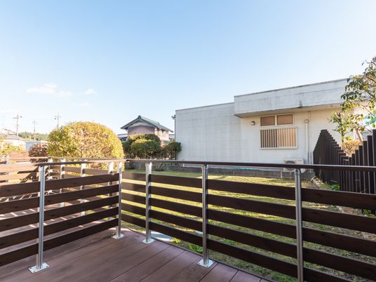 広々とした庭のテラス